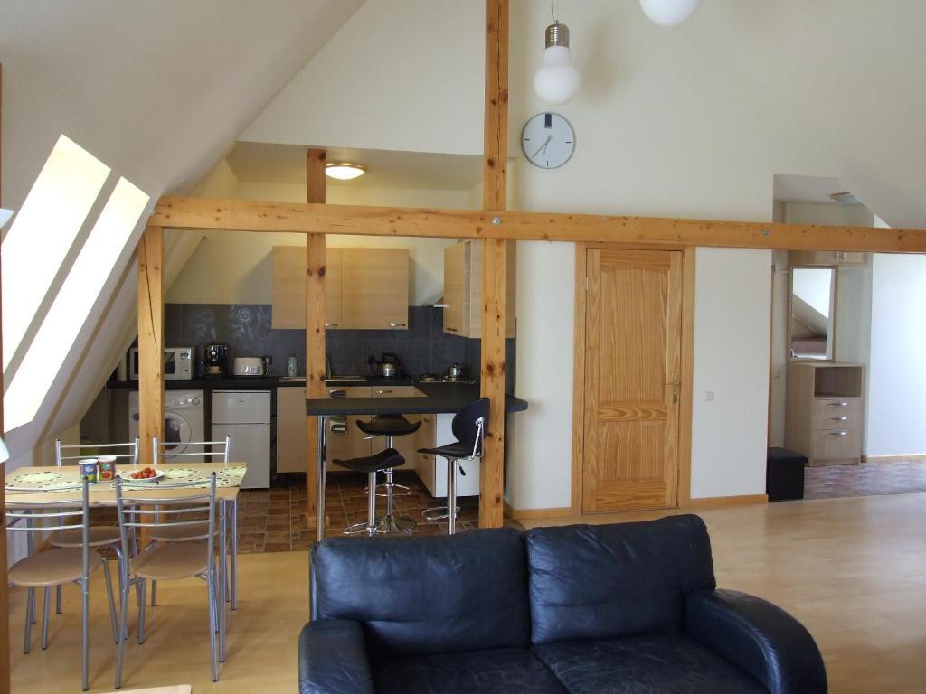 Sunlit Loft Apartment Рига Стая снимка